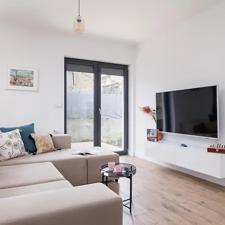 In Krakow With Parking And Balcony By Renters Apartmán
